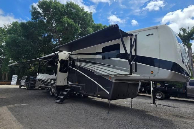 2022 Mobile Suites 43 Manhattan
