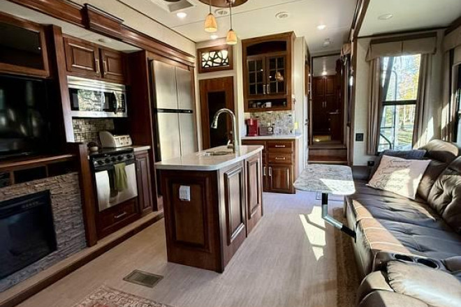 2018 Avalanche 395BH