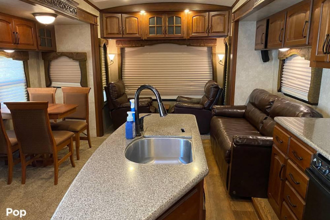 2015 Montana 3725RL