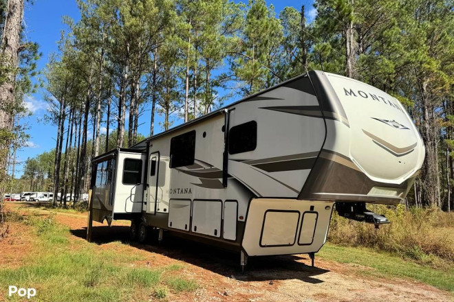 2020 Montana 3854br