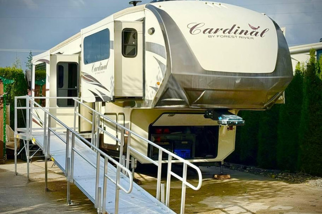 2018 Cardinal 3825FL