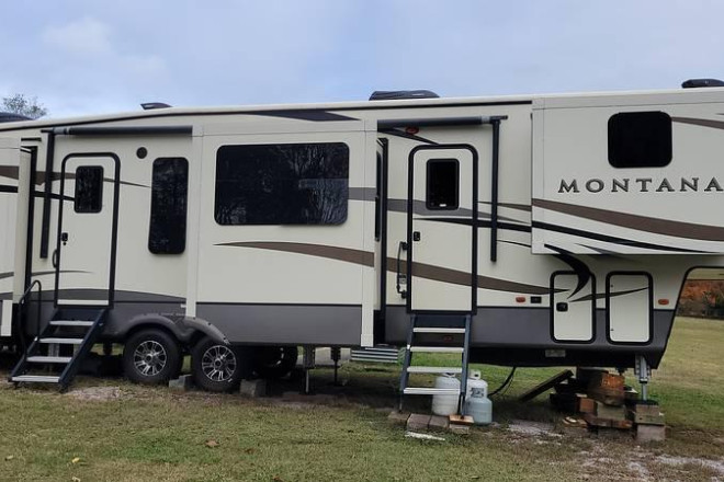2018 Montana 3820FK