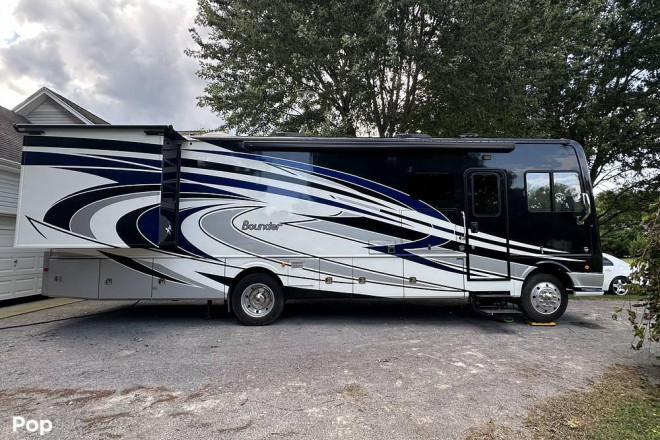 2018 Bounder 33C