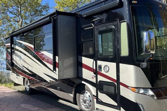 2018 Allegro Red 33 AA