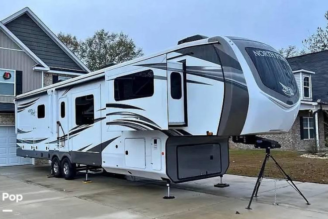 2021 North Point 382 FLRB