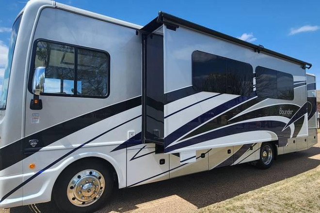 2022 Bounder 33C