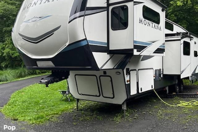 2021 Montana 3855BR
