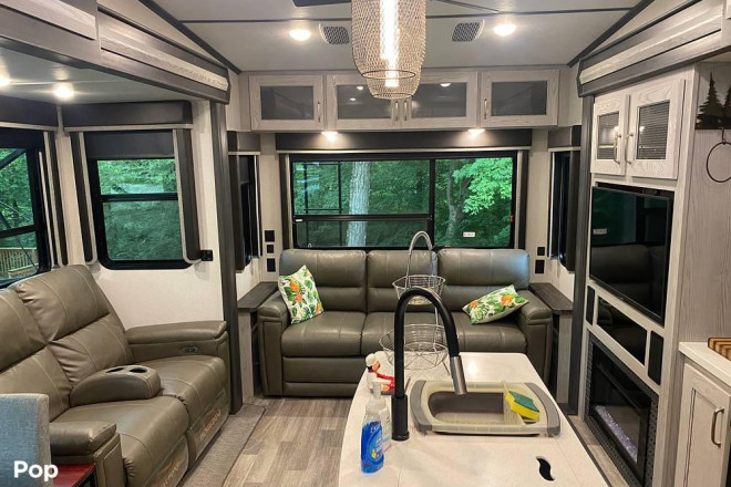 2021 Montana High Country 295RL