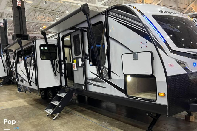 2023 White Hawk 32 QBH