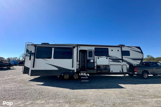 2021 Montana 3855BR