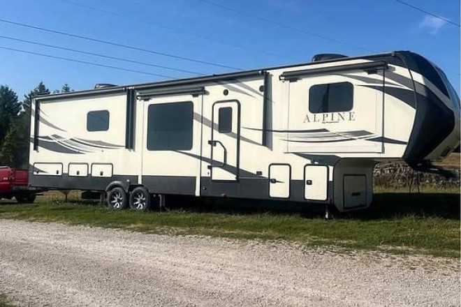 2019 Alpine 3701FL