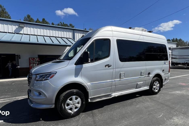 2024 Interstate Tommy Bahama 19