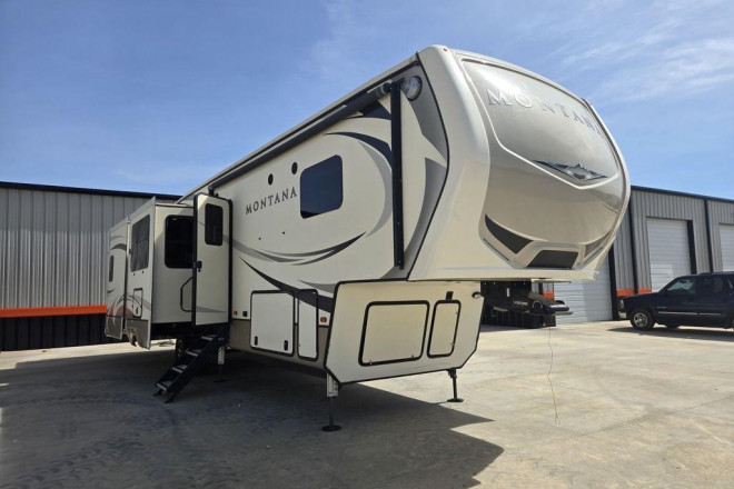 2018 Other Montana 3561RL