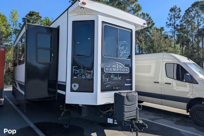 2022 Hampton 372FDB