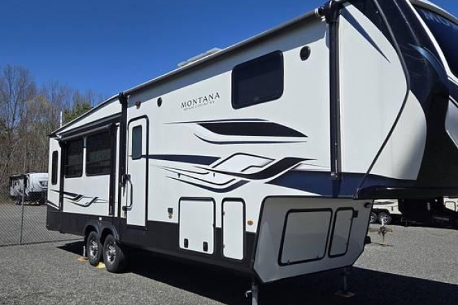 2022 Montana High Country 295RL