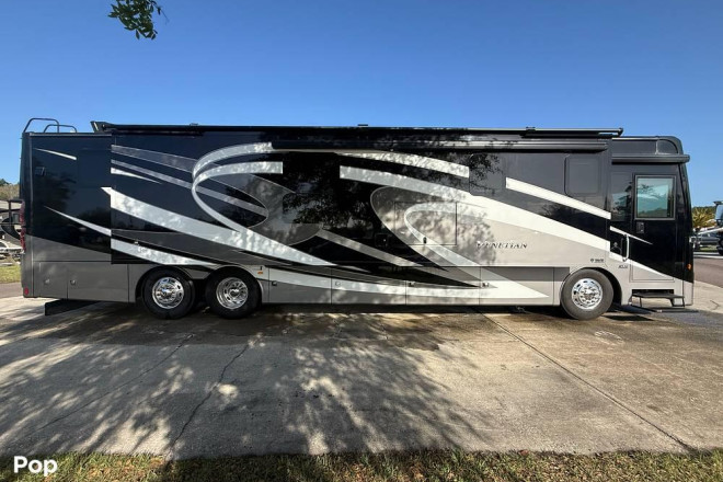 2021 Venetian Series M-42B Freightliner