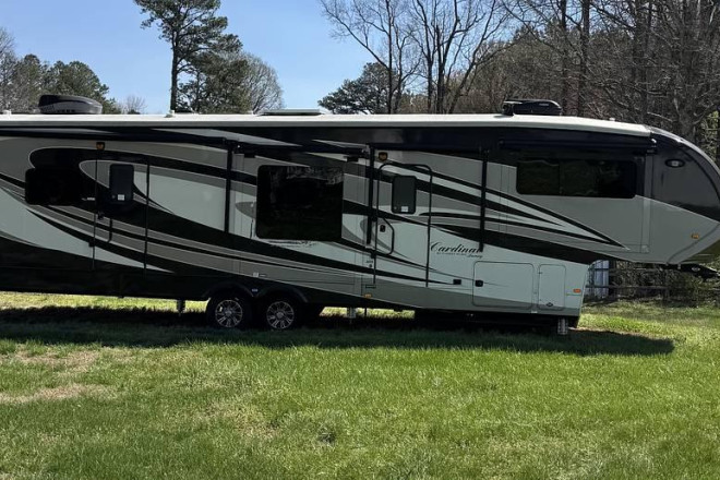2019 Cardinal Luxury 3825FLX
