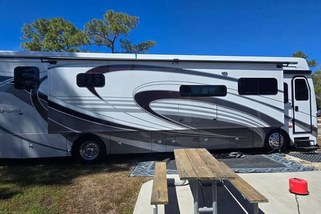 2024 Discovery LXE 40M