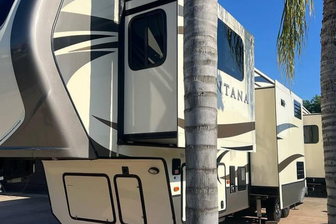 2017 Montana 3730FL