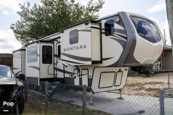 2018 Montana 3820FK