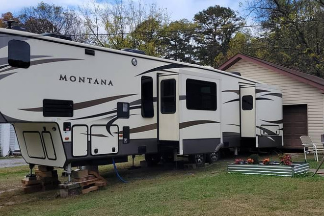 2018 Montana 3820FK