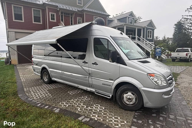 2012 Interstate 3500 Lounge