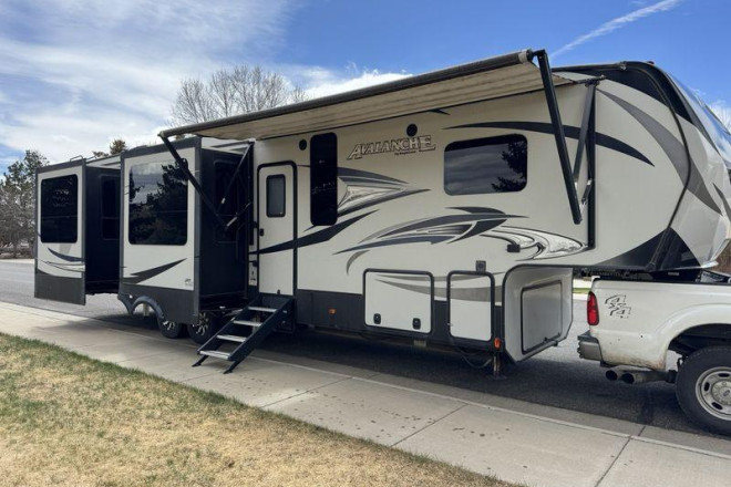 2017 Avalanche 370RD