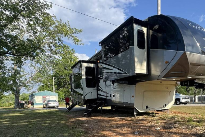 2019 Cardinal Luxury 3825FLX