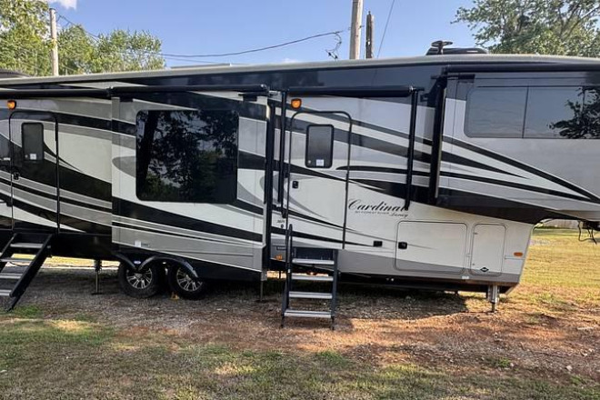 2019 Cardinal Luxury 3825FLX