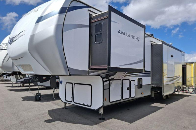 2023 Avalanche 390DS