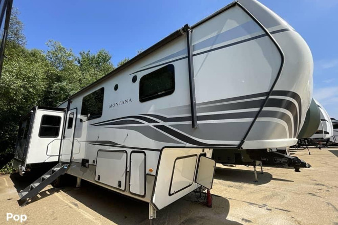 2022 Montana 3813MS