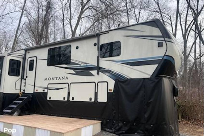 2021 Montana 3855BR