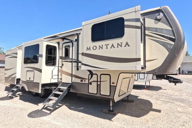 2018 Montana 3730FL