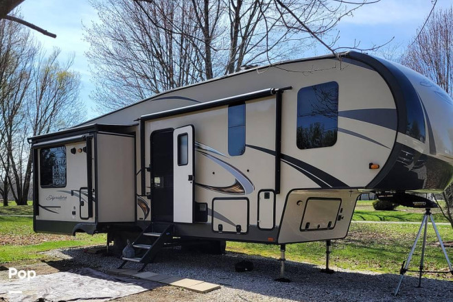2019 Rockwood Signature 8299BS