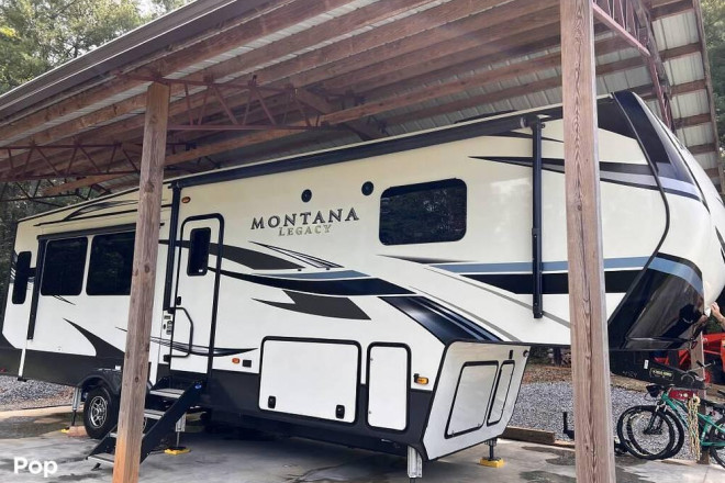 2021 Montana 3121RL