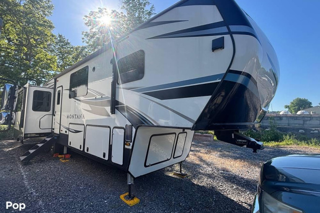 2021 Montana 3855BR