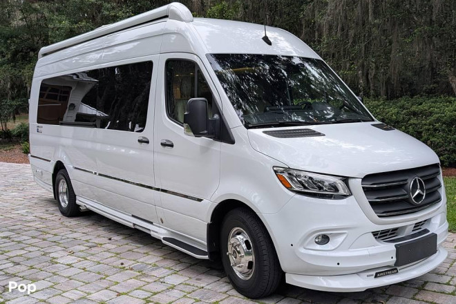 2023 Interstate Tommy Bahama E1 24GL