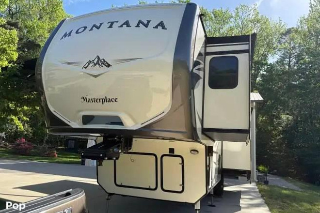 2017 Montana 3160RL