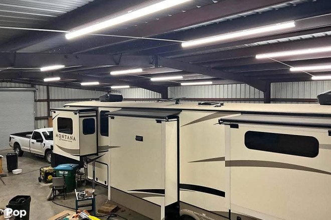 2019 Montana 3761FL