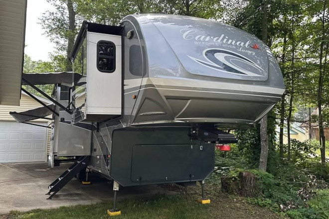 2019 Cardinal Luxury 3700FLX