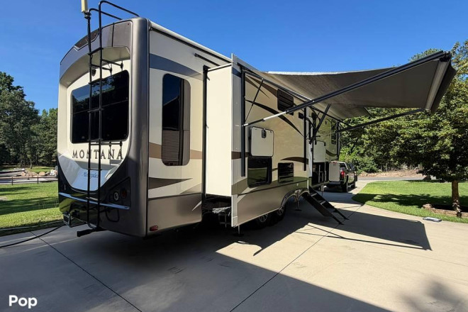 2017 Montana 3160RL