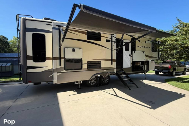 2017 Montana 3160RL