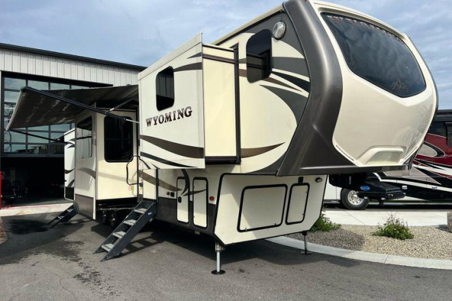 2017 Montana 3820FK