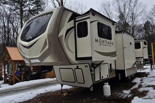 2019 Montana 3761FL