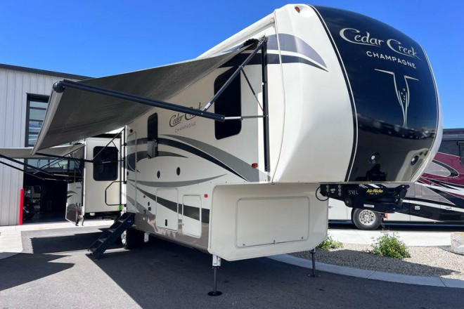 2019 Cedar Creek 38EL
