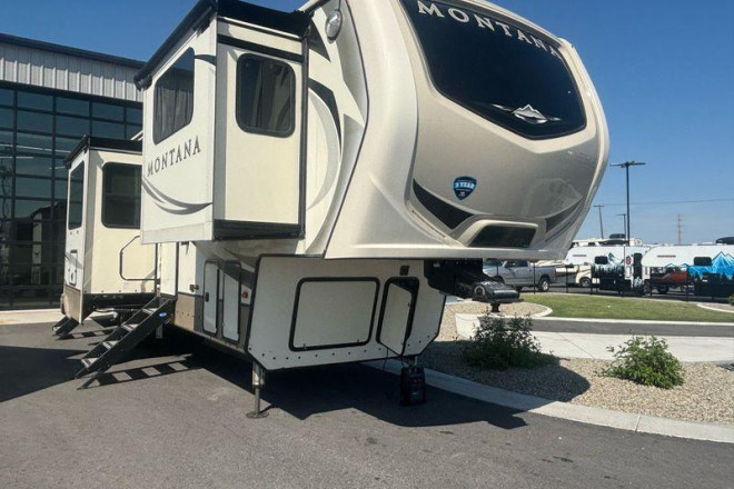 2019 Montana 3731FL