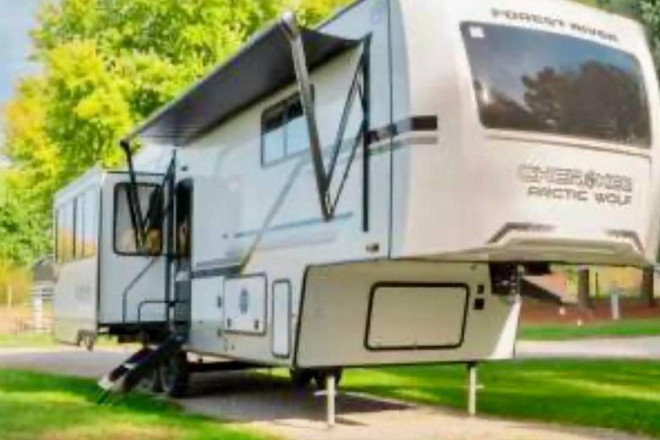 2025 Arctic Wolf 3250 Suite