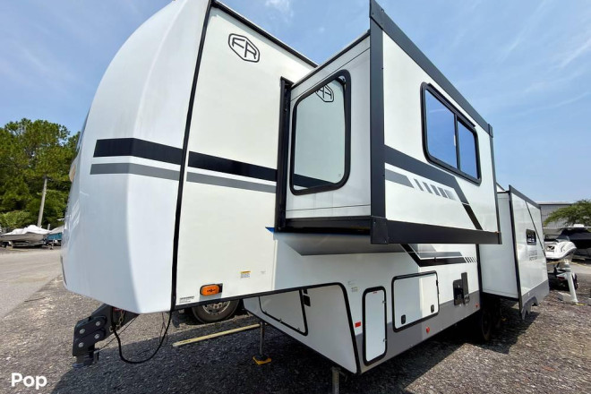 2025 Arctic Wolf 3250SUITE