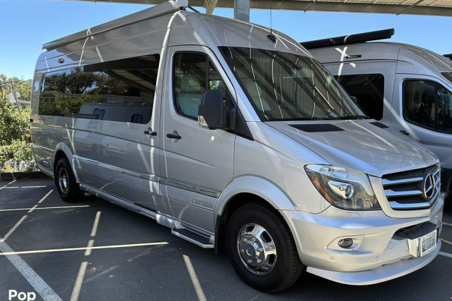 2017 Interstate EXT Lounge Twin Wardrobe