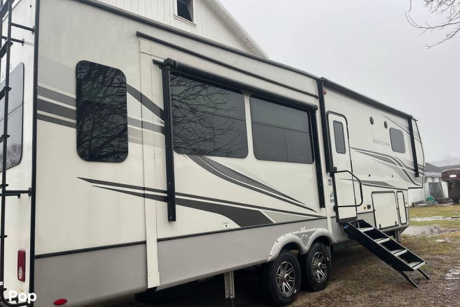 2022 Montana 3121RL